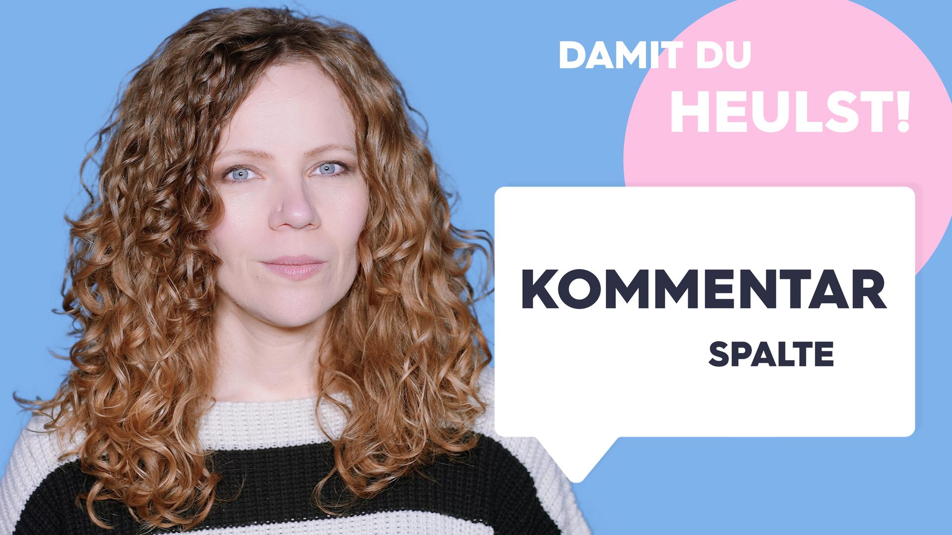 Sarah Bosetti befindet sich vor einem blauen Hintergrund. Rechts neben ihr steht "Damit du heulst!". In einer Sprechblase darunter steht "Kommentarspalte".