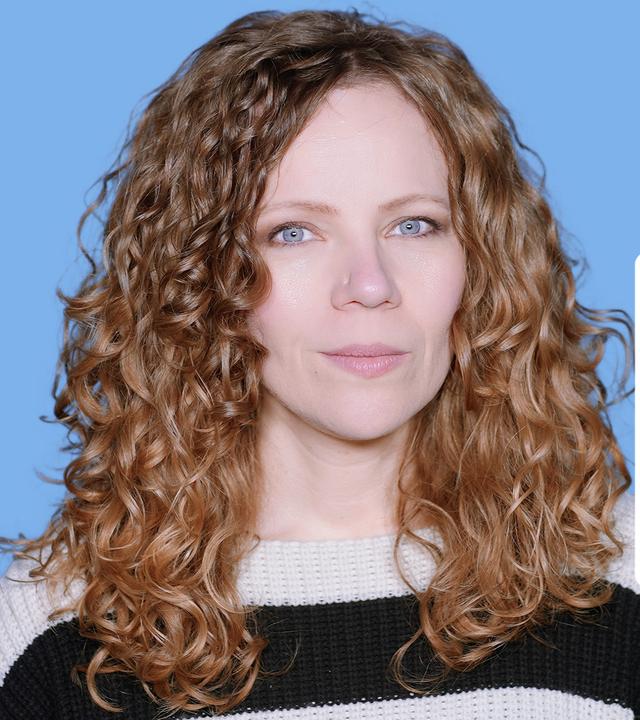 Sarah Bosetti befindet sich vor einem blauen Hintergrund. Rechts neben ihr steht "Damit du heulst!". In einer Sprechblase darunter steht "Kommentarspalte".