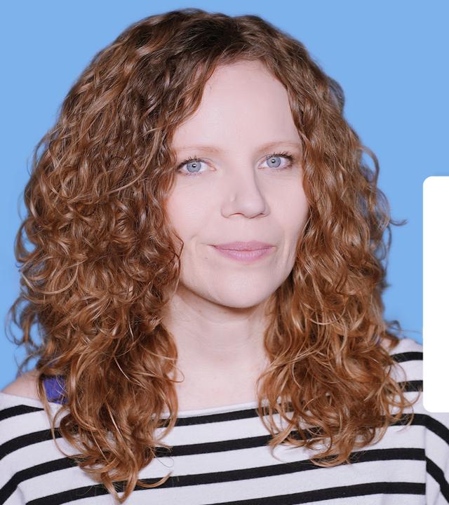 Sarah Bosetti vor blauem Hintergrund. Rechts neben ihr steht in einer Sprechblase "Kommentarspalte" und darüber das Thema: "Berühmte mutmaßliche Täter". 