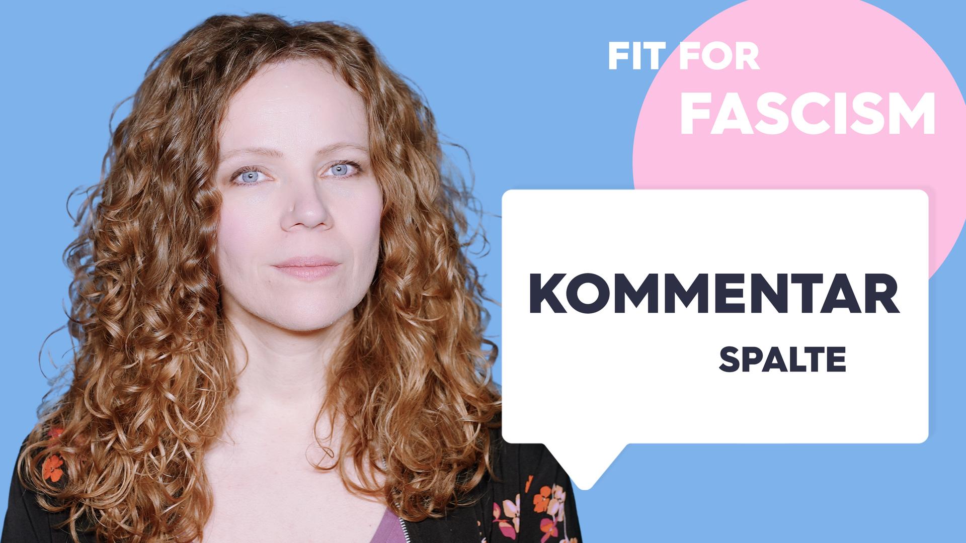 Sarah Bosetti befindet sich vor einem blauen Hintergrund. Rechts neben ihr steht "Fit for Fascism". In einer Sprechblase darunter steht "Kommentarspalte".