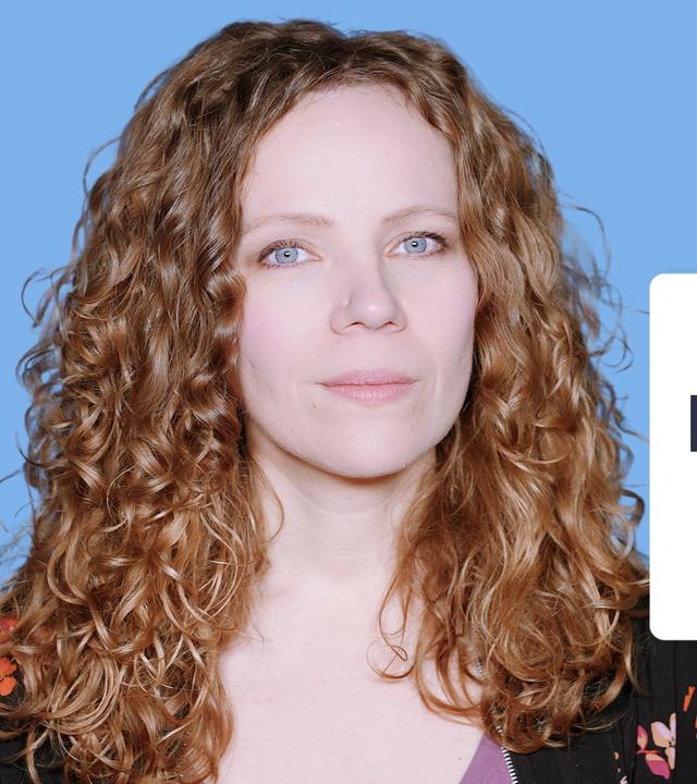 Sarah Bosetti befindet sich vor einem blauen Hintergrund. Rechts neben ihr steht "Fit for Fascism". In einer Sprechblase darunter steht "Kommentarspalte".