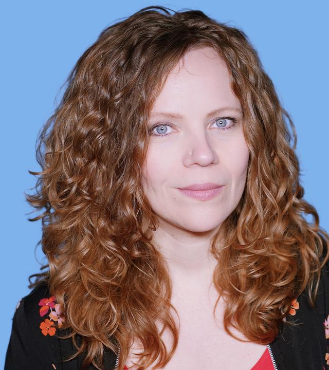 Sarah Bosetti befindet sich vor einem blauen Hintergrund. Rechts neben ihr steht "20 Prozent Kanzler". In einer Sprechblase darunter steht "Kommentarspalte".