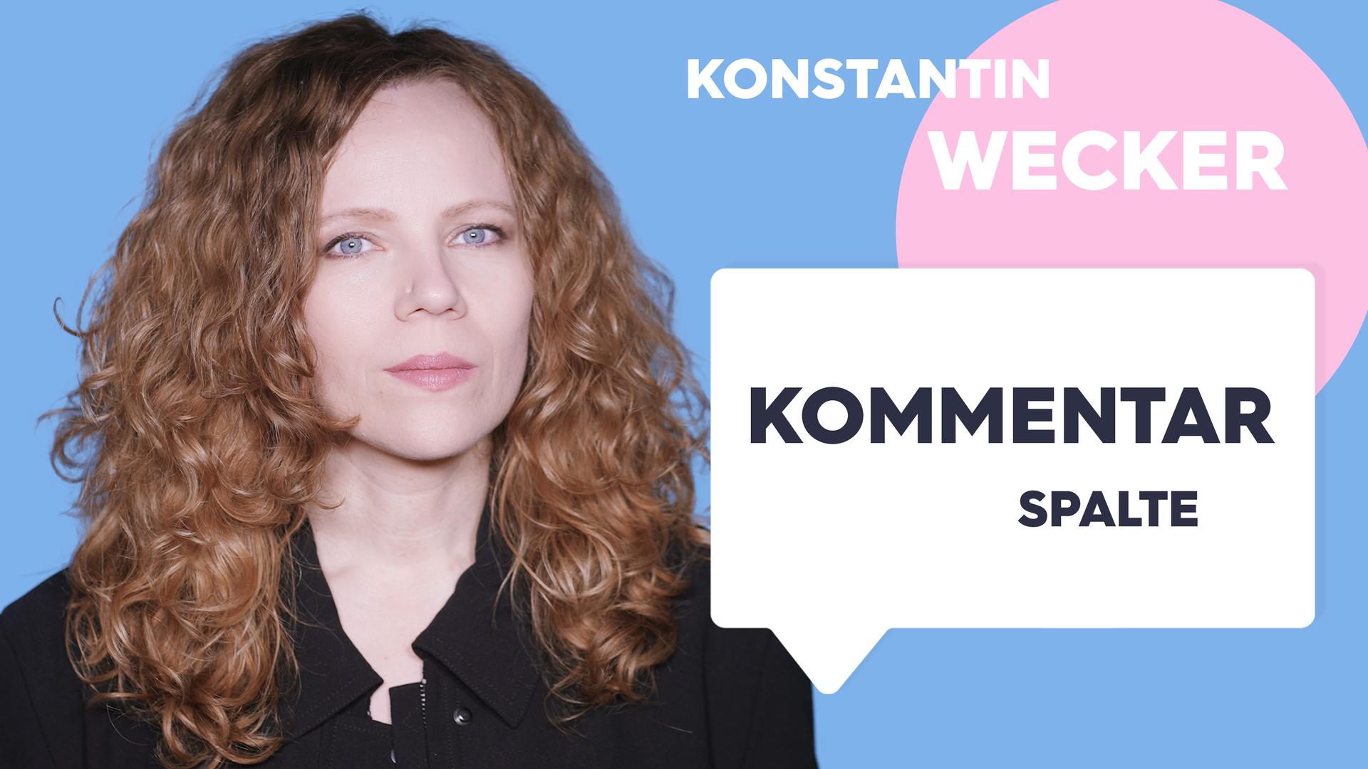 Sarah Bosetti befindet sich vor einem blauen Hintergrund. Rechts neben ihr steht "Konstantin Wecker". In einer Sprechblase darunter steht "Kommentarspalte".
