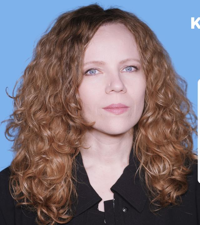 Sarah Bosetti befindet sich vor einem blauen Hintergrund. Rechts neben ihr steht "Konstantin Wecker". In einer Sprechblase darunter steht "Kommentarspalte".