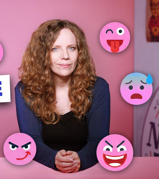 Sarah Bosetti sitzt an einem Tisch vor einem rosa Hintergrund. Um sie herum sind verschiedene Symbole und Emojis zu sehen. Links steht groß das Wort "KOMMENTARE".