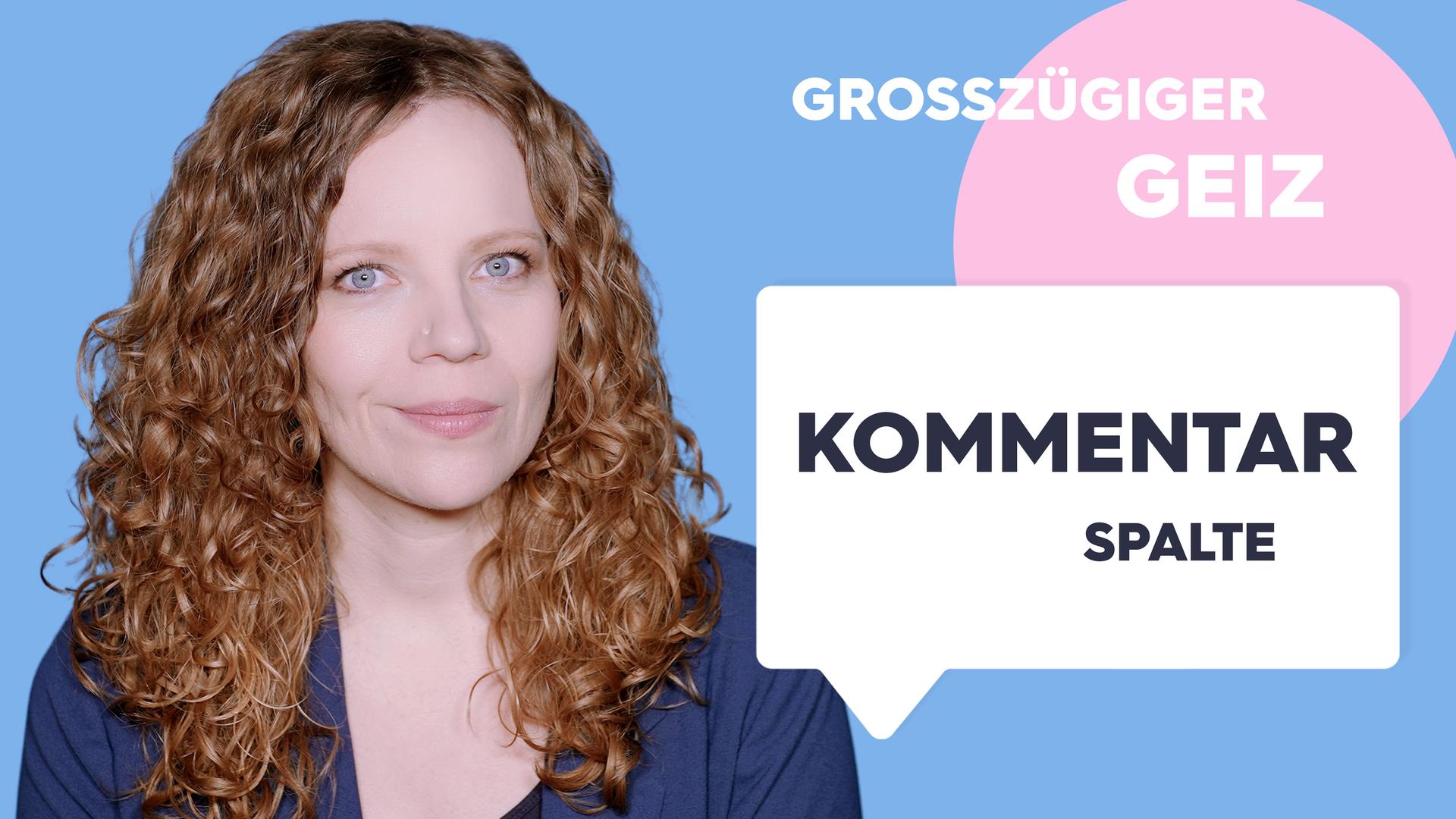 Sarah Bosetti befindet sich vor einem blauen Hintergrund. Rechts neben ihr steht "Grosszügiger Geiz". In einer Sprechblase darunter steht "Kommentarspalte".