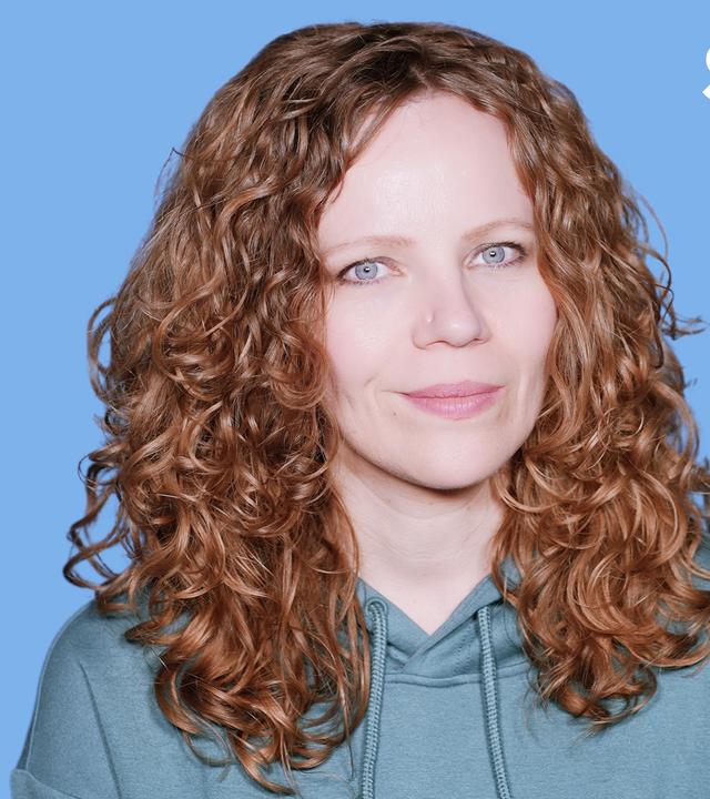 Sarah Bosetti befindet sich vor einem blauen Hintergrund. Rechts neben ihr steht "Sozialstaat für alle". In einer Sprechblase darunter steht "Kommentarspalte".