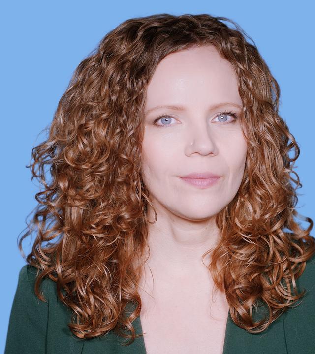 Sarah Bosetti befindet sich vor einem blauen Hintergrund. Rechts neben ihr steht "Reaktionen auf Fernandes". In einer Sprechblase darunter steht "Kommentarspalte".