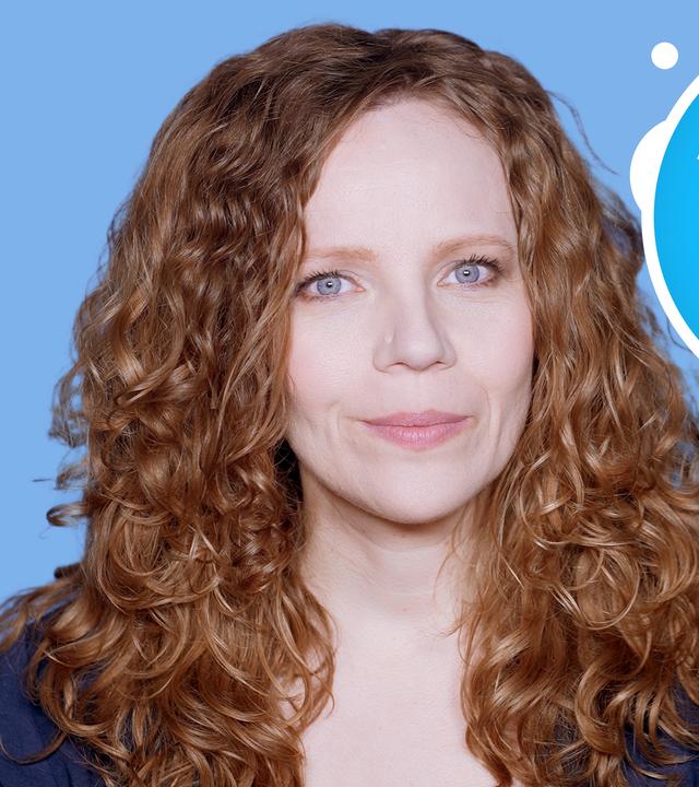 Sarah Bosetti befindet sich vor einem blauen Hintergrund. Rechts von ihr in einer Blase ist in der linken Hälfte das AfD-Logo zu sehen, in der rechten Hälfte das Verkehrsschild "Vorsicht, Kinder", daneben steht "Schule vs. AfD". In einer Sprechblase darunter steht "Kommentarspalte".