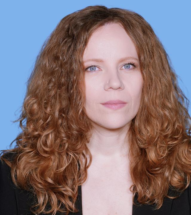 Sarah Bosetti befindet sich vor einem blauen Hintergrund. Rechts neben ihr steht "AfD = Sekte?". In einer Sprechblase darunter steht "Kommentarspalte".