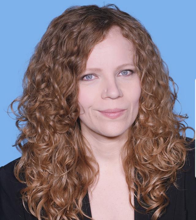 Sarah Bosetti befindet sich vor einem blauen Hintergrund. Rechts neben ihr steht "TikTok und Heroin". In einer Sprechblase darunter steht "Kommentarspalte".