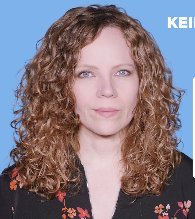 Sarah Bosetti befindet sich vor einem blauen Hintergrund. Rechts neben ihr steht "Keine Mehrheit fürs Stadtbild". In einer Sprechblase darunter steht "Kommentarspalte".