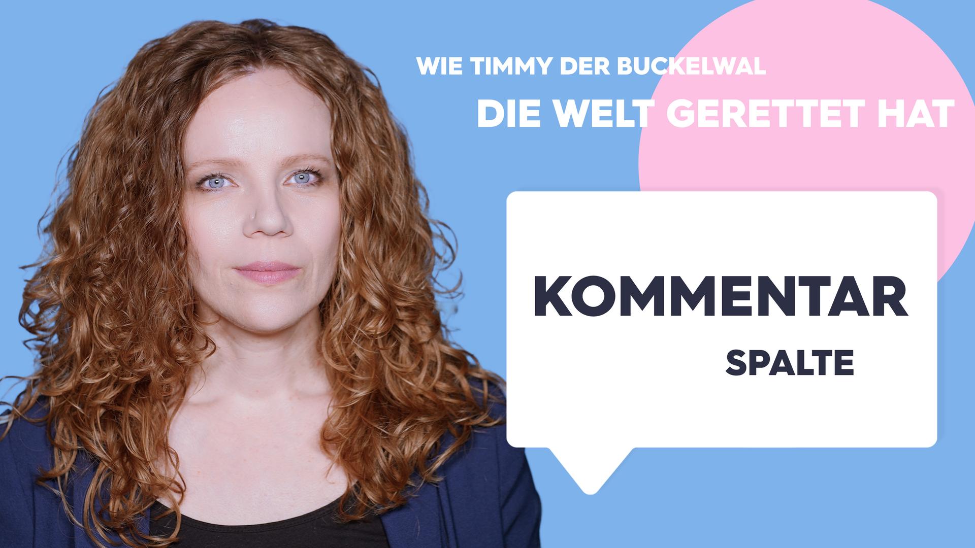 Sarah Bosetti befindet sich vor einem blauen Hintergrund. Rechts neben ihr steht "Wie Timmy der Buckelwal die Welt gerettet hat". In einer Sprechblase darunter steht "Kommentarspalte".