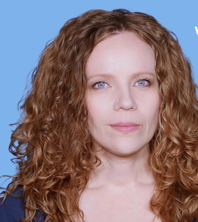 Sarah Bosetti befindet sich vor einem blauen Hintergrund. Rechts neben ihr steht "Wie Timmy der Buckelwal die Welt gerettet hat". In einer Sprechblase darunter steht "Kommentarspalte".