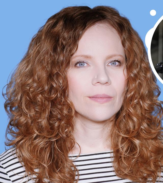 Sarah Bosetti befindet sich vor einem blauen Hintergrund. Rechts von ihr in einer Blase ist Donald Trump abgebildet, daneben steht "Ablenkungs-Game". In einer Sprechblase darunter steht "Kommentarspalte".