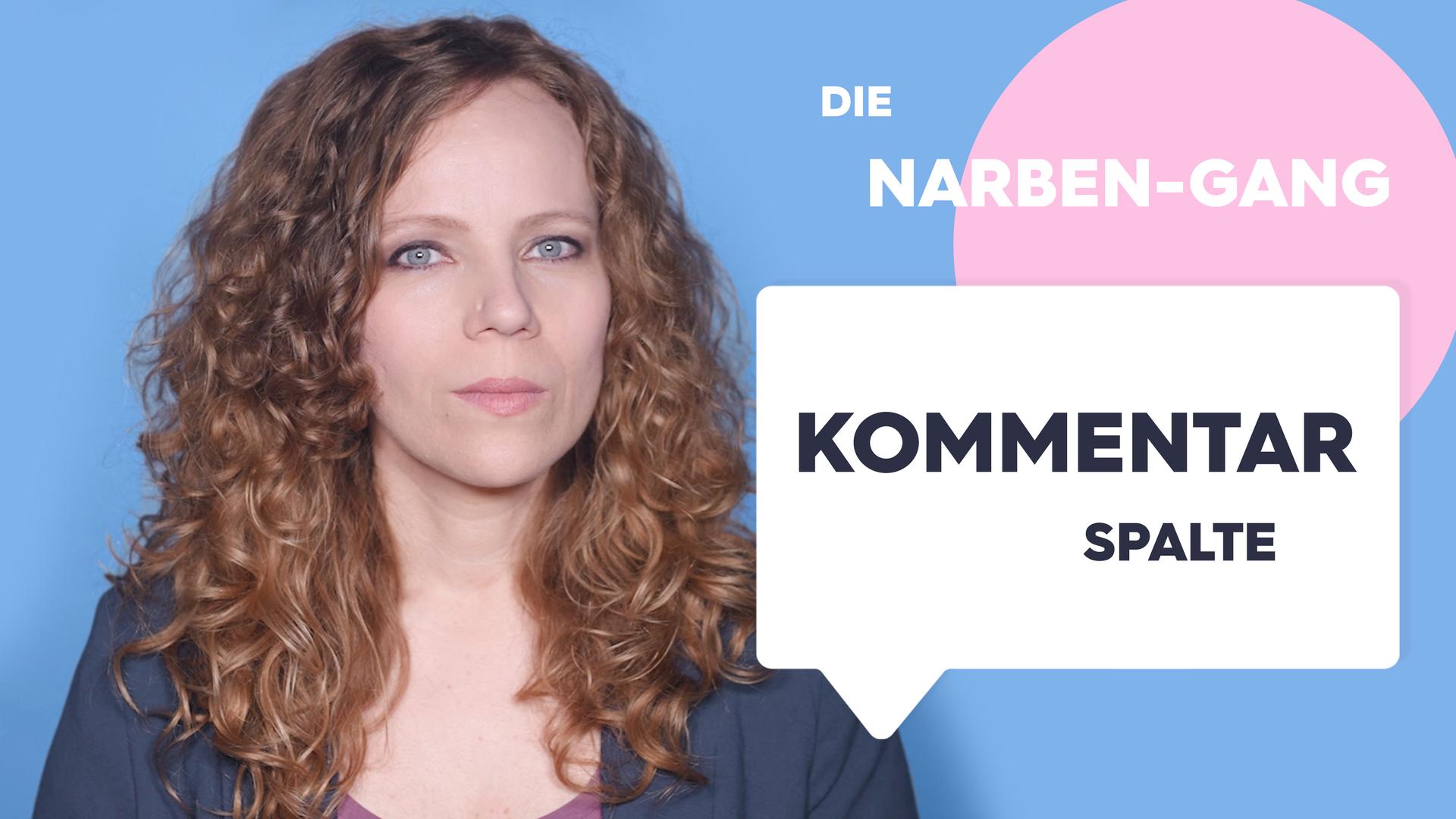 Sarah Bosetti befindet sich vor einem blauen Hintergrund. Rechts neben ihr steht "Die Narben-Gang". In einer Sprechblase darunter steht "Kommentarspalte".