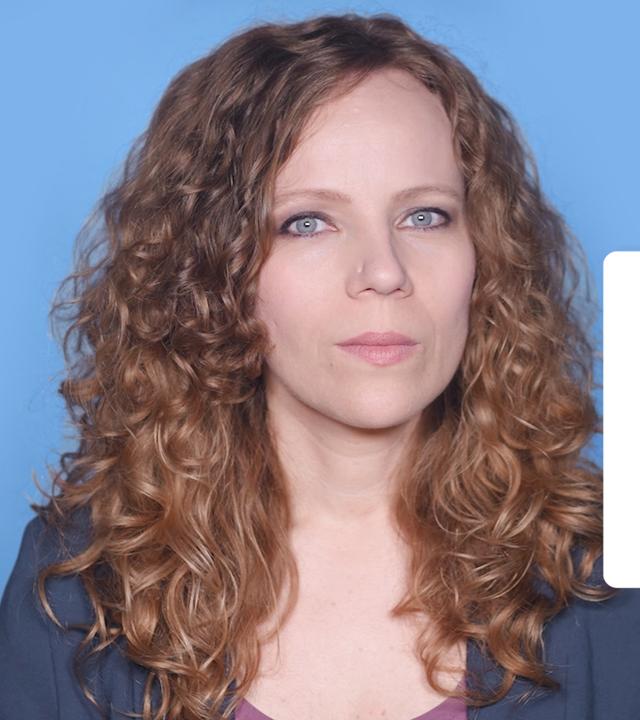 Sarah Bosetti befindet sich vor einem blauen Hintergrund. Rechts neben ihr steht "Die Narben-Gang". In einer Sprechblase darunter steht "Kommentarspalte".