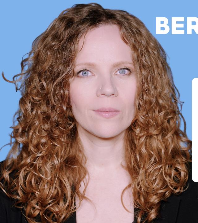 Sarah Bosetti befindet sich vor einem blauen Hintergrund. Rechts neben ihr steht "Berlinale, Zölle und Friedensrat". In einer Sprechblase darunter steht "Kommentarspalte".