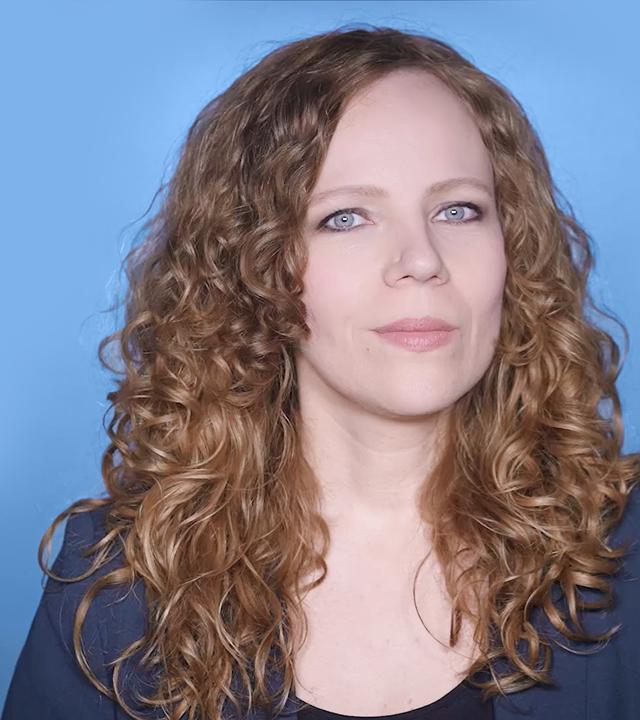 Sarah Bosetti befindet sich vor einem blauen Hintergrund. Rechts neben ihr steht "Wir schaffen das". In einer Sprechblase darunter steht "Kommentarspalte".