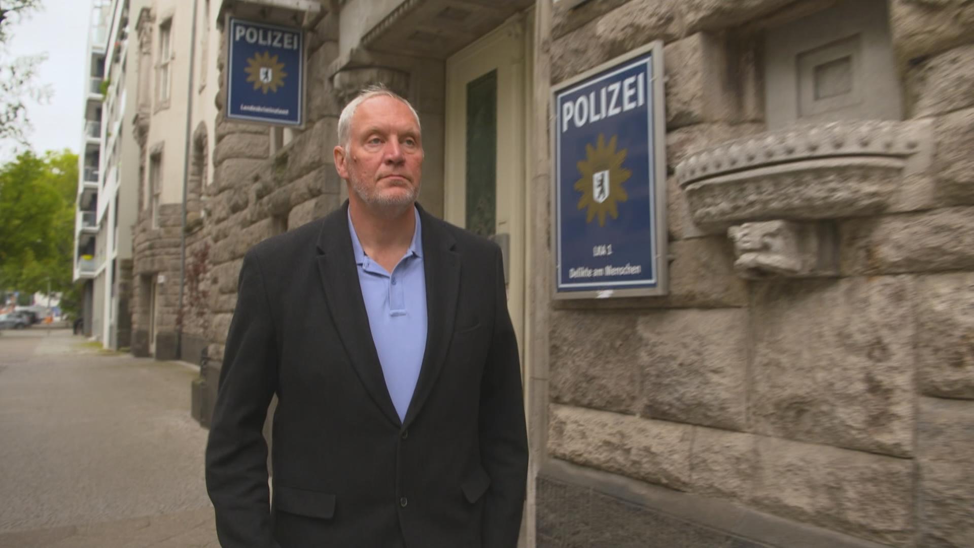 Kommissar Hertzberg vor der Polizeiwache