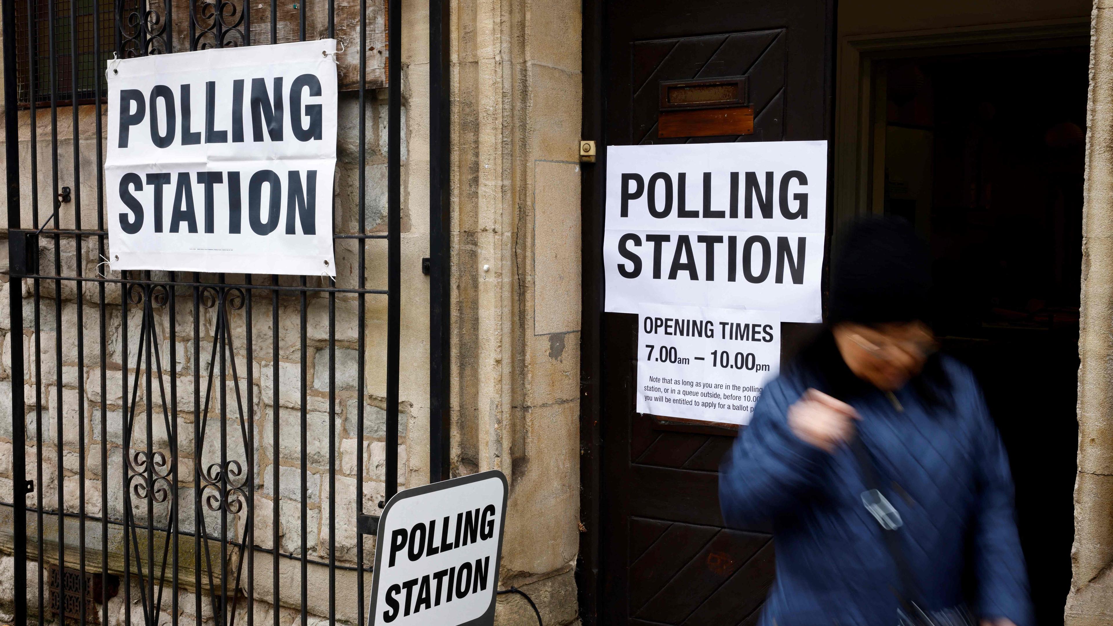Eine Wählerin verlässt ein Wahllokal in einer Kirche in Hampstead im Norden von London während der Kommunalwahlen.