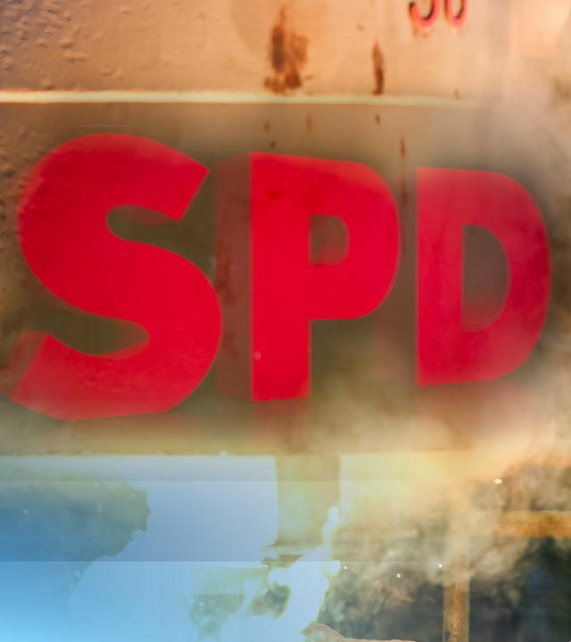 Das Logo der SPD neben einem Fabrikarbeiter