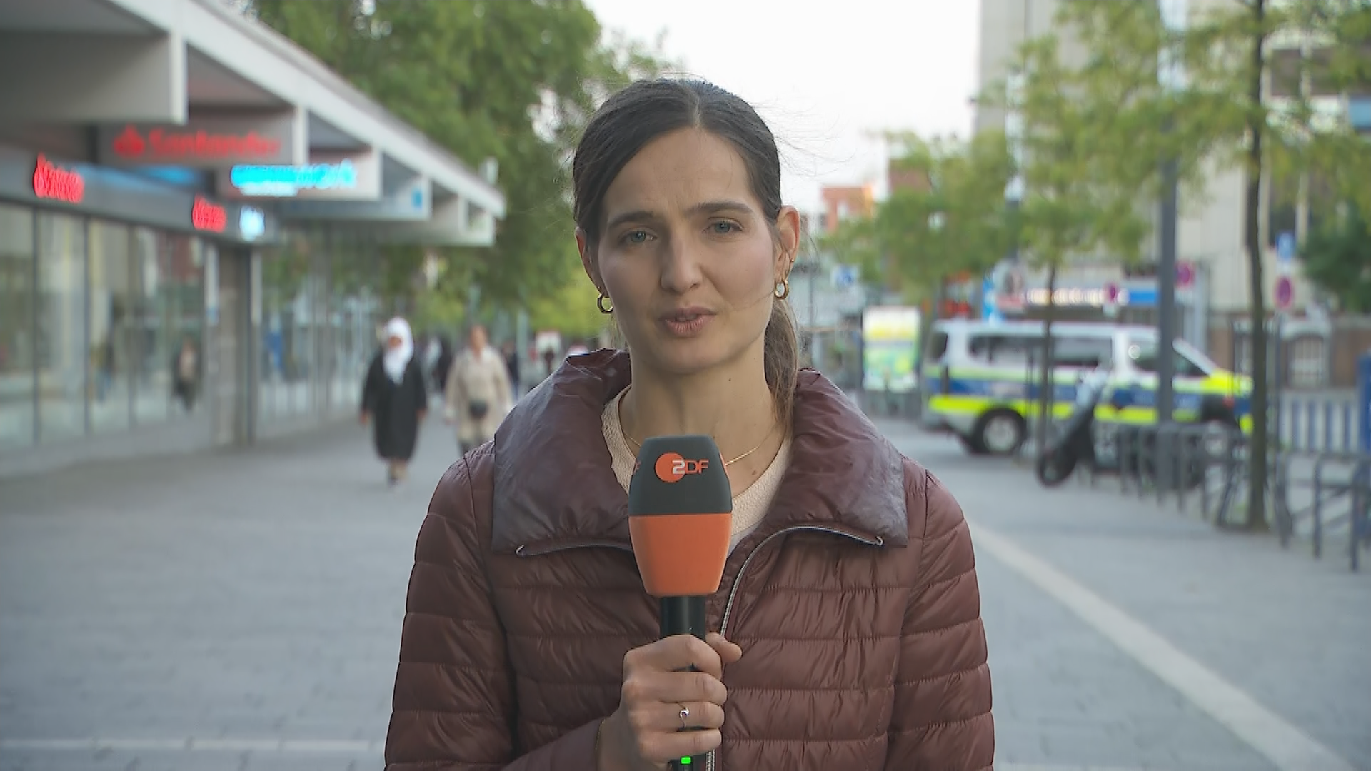 ZDF-Reporterin Jenifer Girke berichtet bei ZDFheute Live aus Gelsenkirchen von den Kommunalwahlen in Nordrhein-Westfalen.