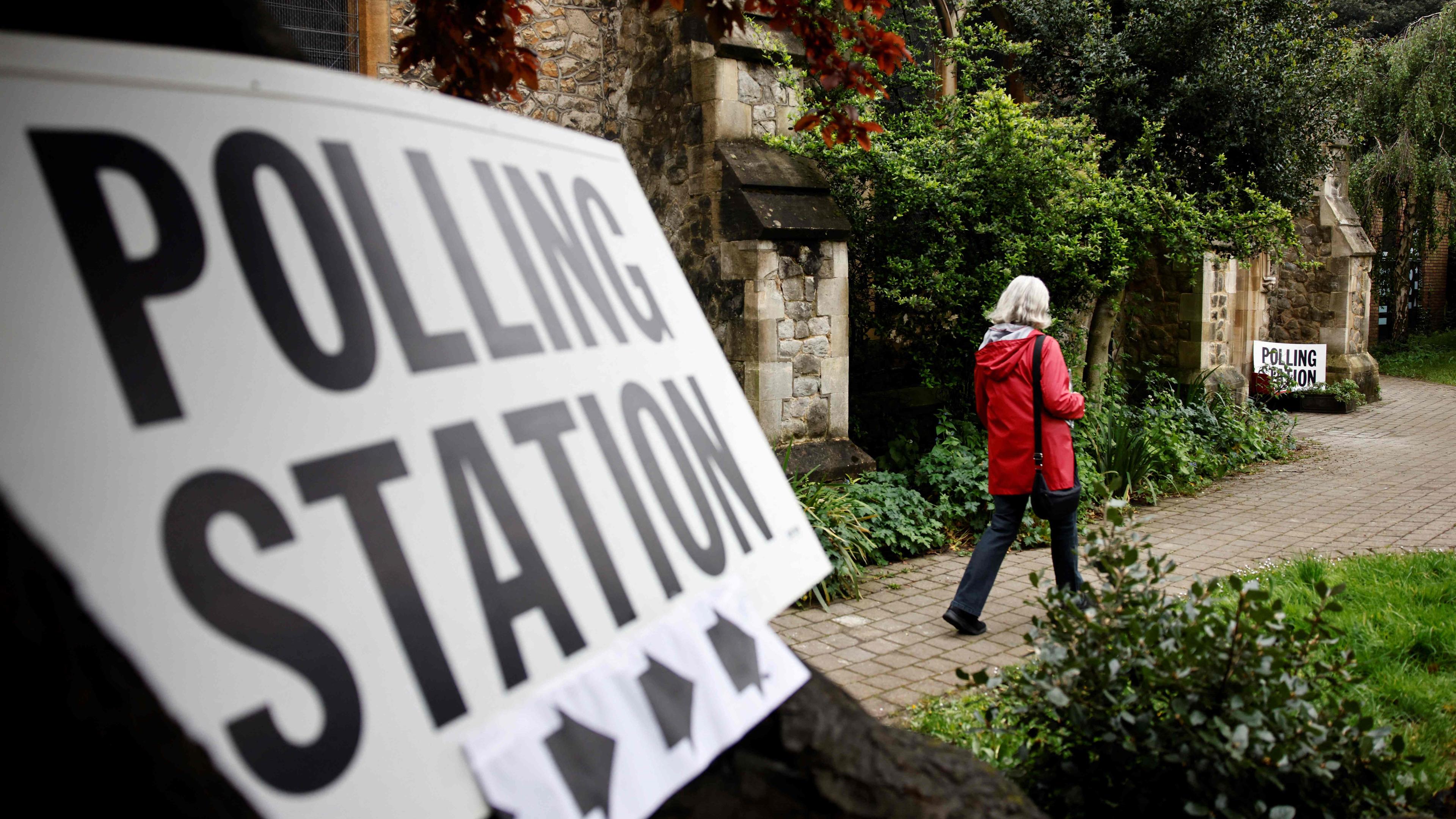 Eine Wählern erreicht einen Wahlraum in London. 