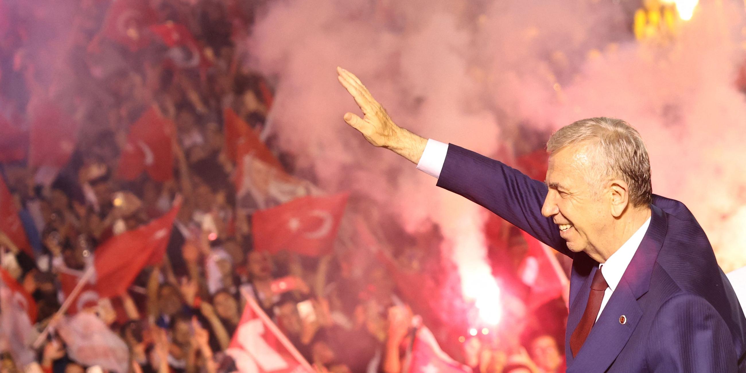 Ankara Bürgermeister Yavas (CHP) winkt zu Unterstützern nach seinem Wahlsieg.