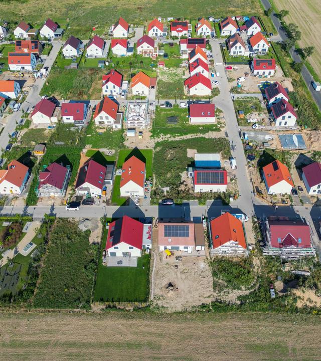 Neue Einfamilienhäuser stehen zwischen Feldern am südwestlichen Stadtrand von Leipzig