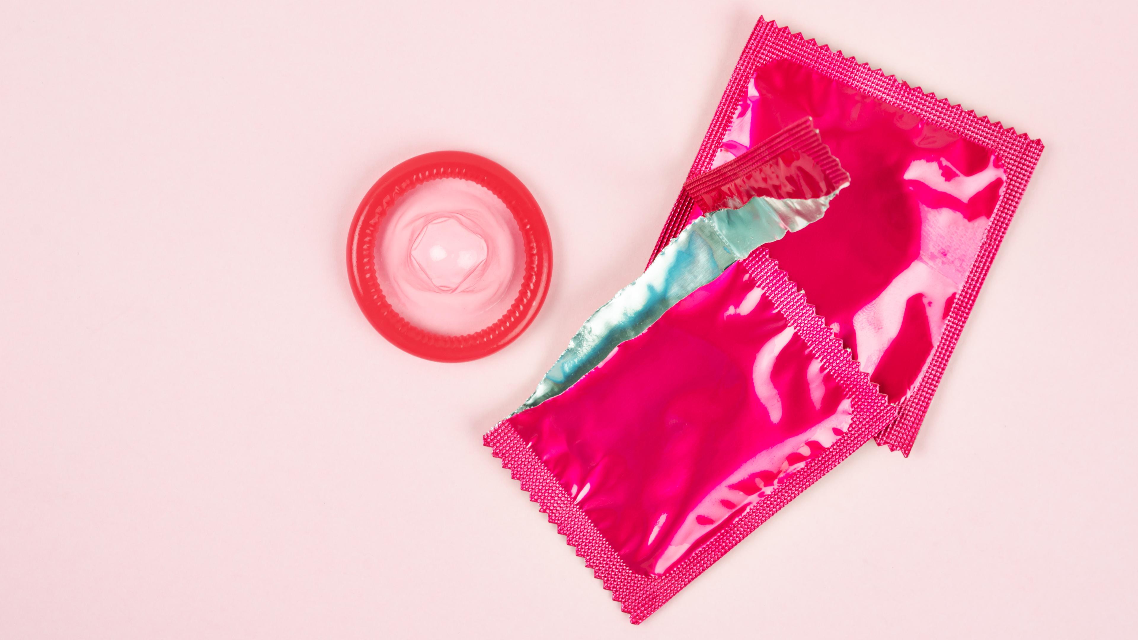 Das Bild zeigt eine aufgerissene Kondom-Packung. In Frankreich sollen junge Leute laut Präsident Macron bald gratis Kondome in Apotheken holen können.