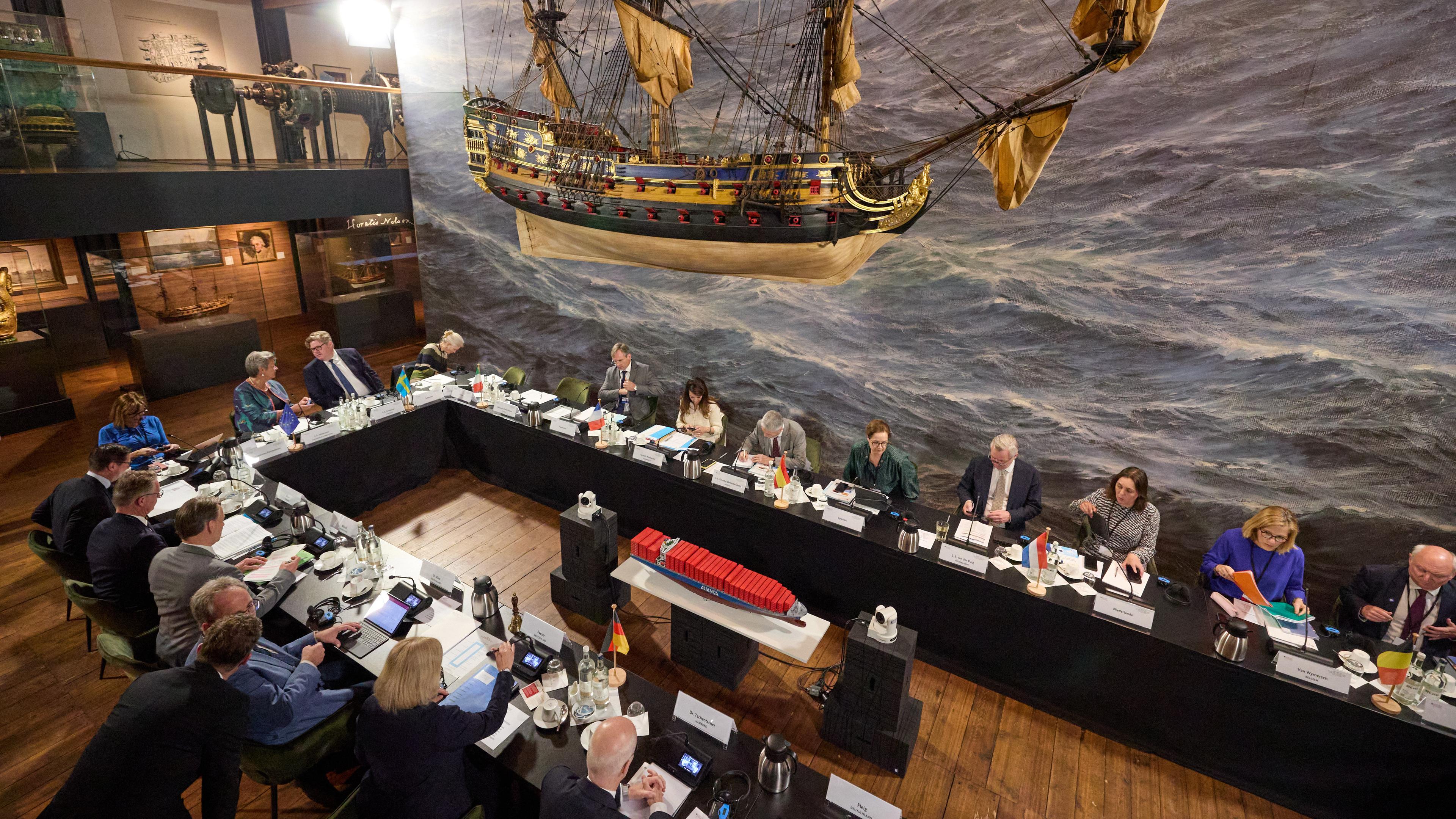 07.05.2024, Hamburg: Teilnehmer sitzen während des Ministertreffens der Koalition europäischer Staaten gegen schwere und organisierte Kriminalität und des Drogenhandels im Internationalen Maritimen Museum Hamburg (IMMH).