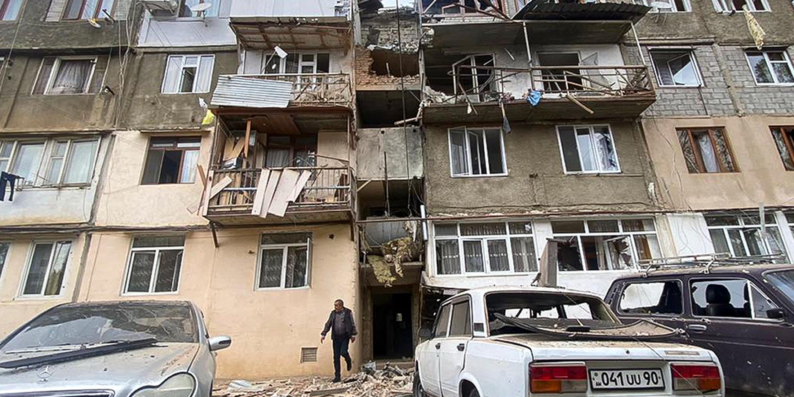 Ein beschädigtes Wohnhaus nach einem Beschuss am 19.09.2023 in Stepanakert.