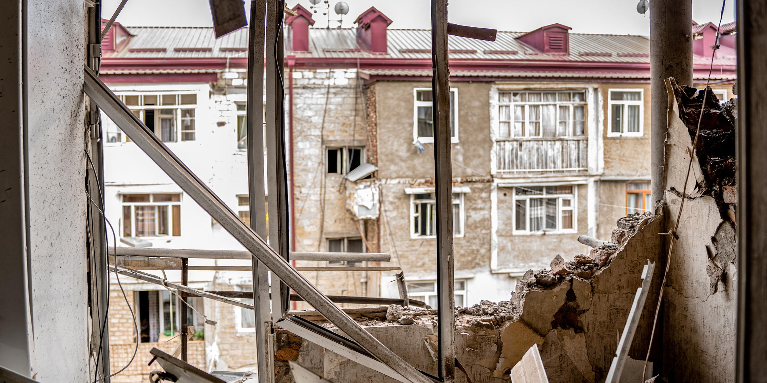Blick aus einem Wohngebäude, das bei einem Militärangriff auf Stepanakert am 19.09.2023 zerstört wurde.