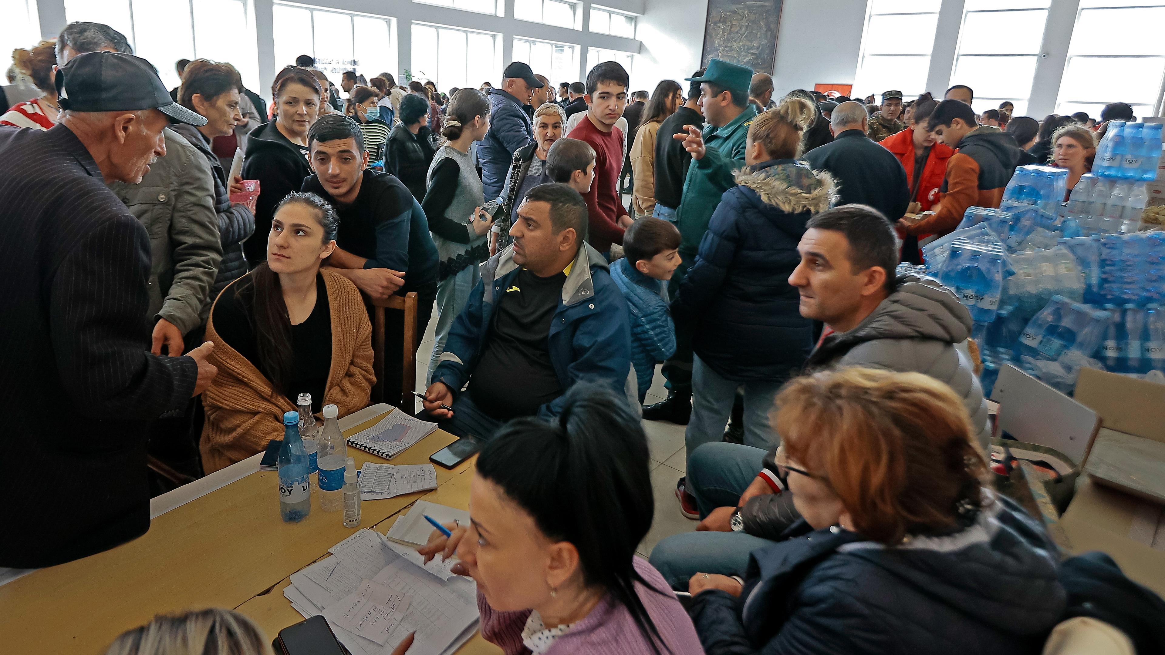 Ethnische Armenier aus Berg-Karabach stellen sich in einem provisorischen Lager an, um humanitäre Hilfe zu erhalten, aufgenommen am 26.09.2023 in Goris (Armenien)