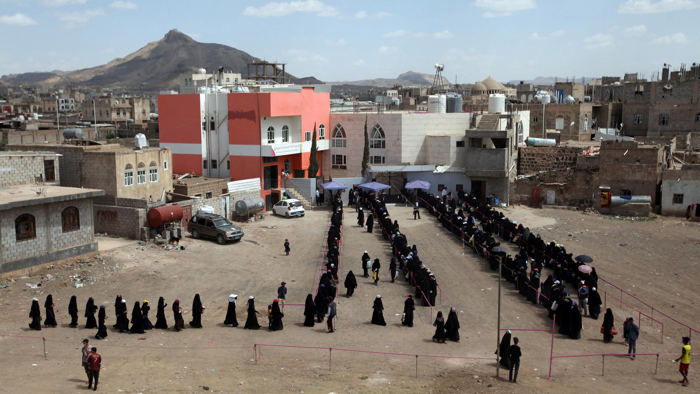 Frauen und Mädchen stehen vor einer Wohltätigkeitsküche in Sanaa (Jemen) zu, aufgenommen am 16.05.2019