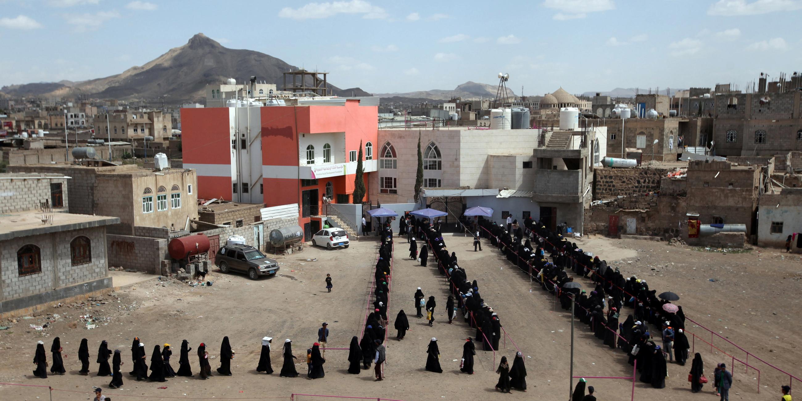 Frauen und Mädchen stehen vor einer Wohltätigkeitsküche in Sanaa (Jemen) zu, aufgenommen am 16.05.2019