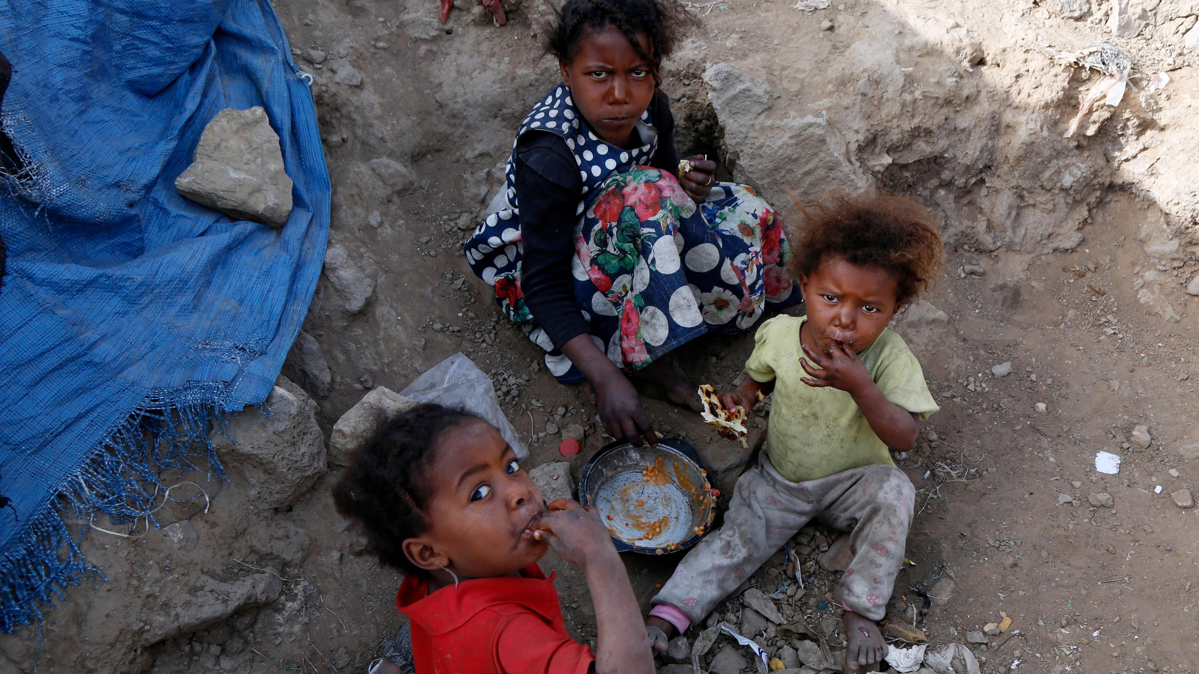 Jemenitische Kinder essen im Al-Azraqin-Flüchtlingslager, aufgenommen am 22.07.2019