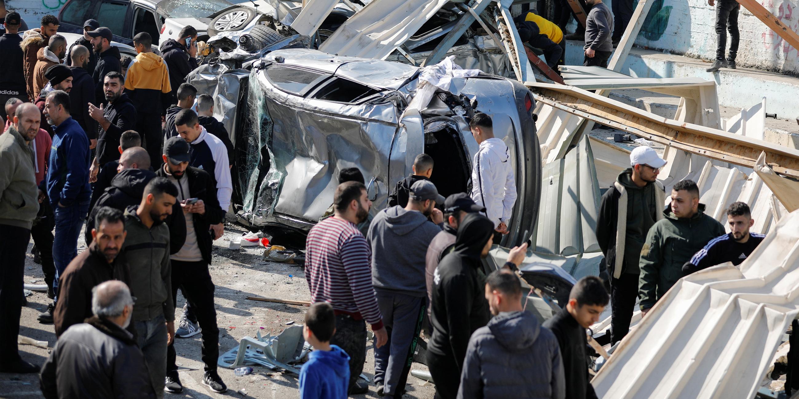 Palästinenser inspizieren den Schaden an Fahrzeugen nach einem israelischen Militäreinsatz in Dschenin