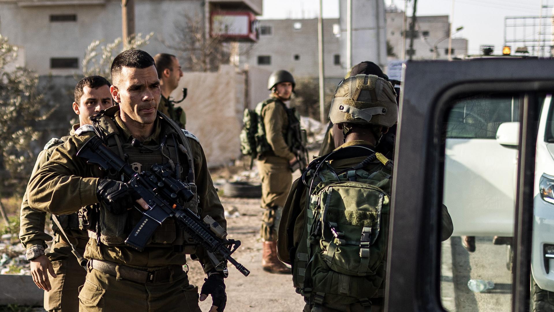 Israelische Soldaten sind in der Stadt Huwara im Einsatz.