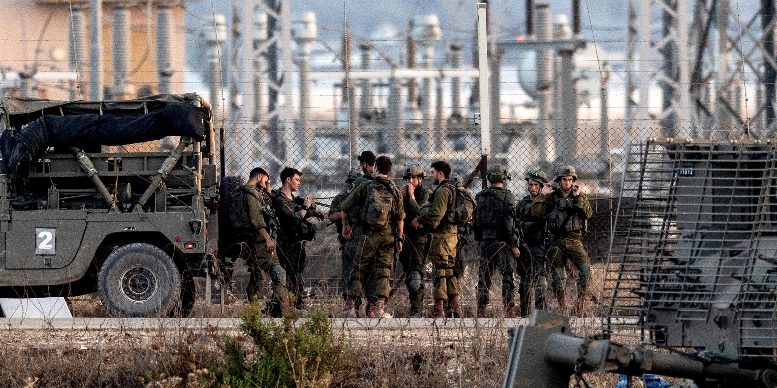 Israelische Streitkräfte stehen an einem Zaun, während eine israelische Militäroperation im Flüchtlingslager Dschenin im israelisch besetzten Westjordanland