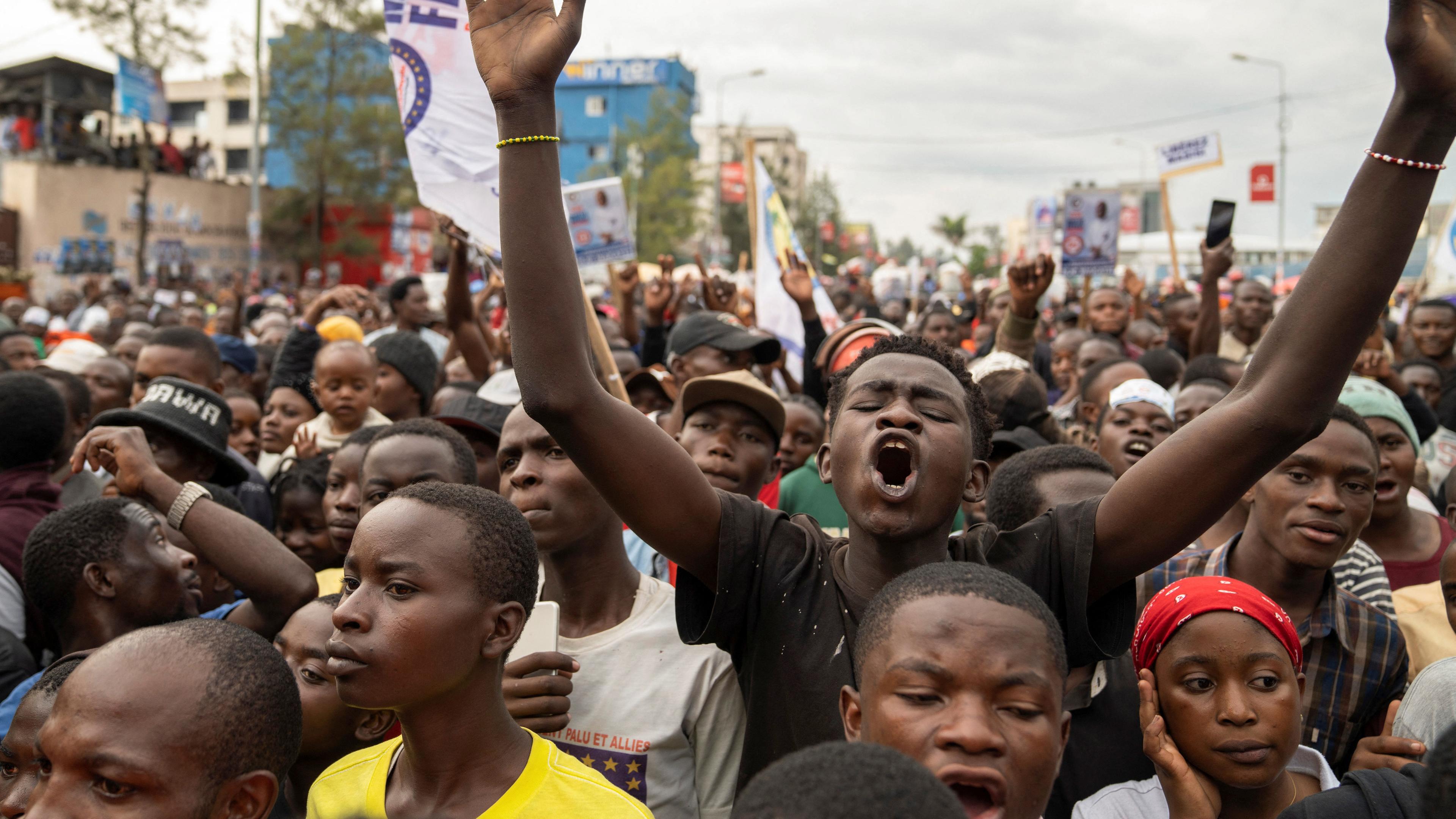 Unterstützer des Kongolesischen Präsidentschaftskandidaten Martin Martin Fayulu jubeln ihm bei einer Wahlveranstaltung zu.