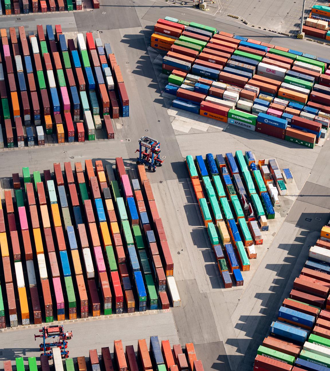 Hamburg: Das Luftbild zeigt zahlreiche Container auf dem Gelände eines Containerterminals im Hamburger Hafen.