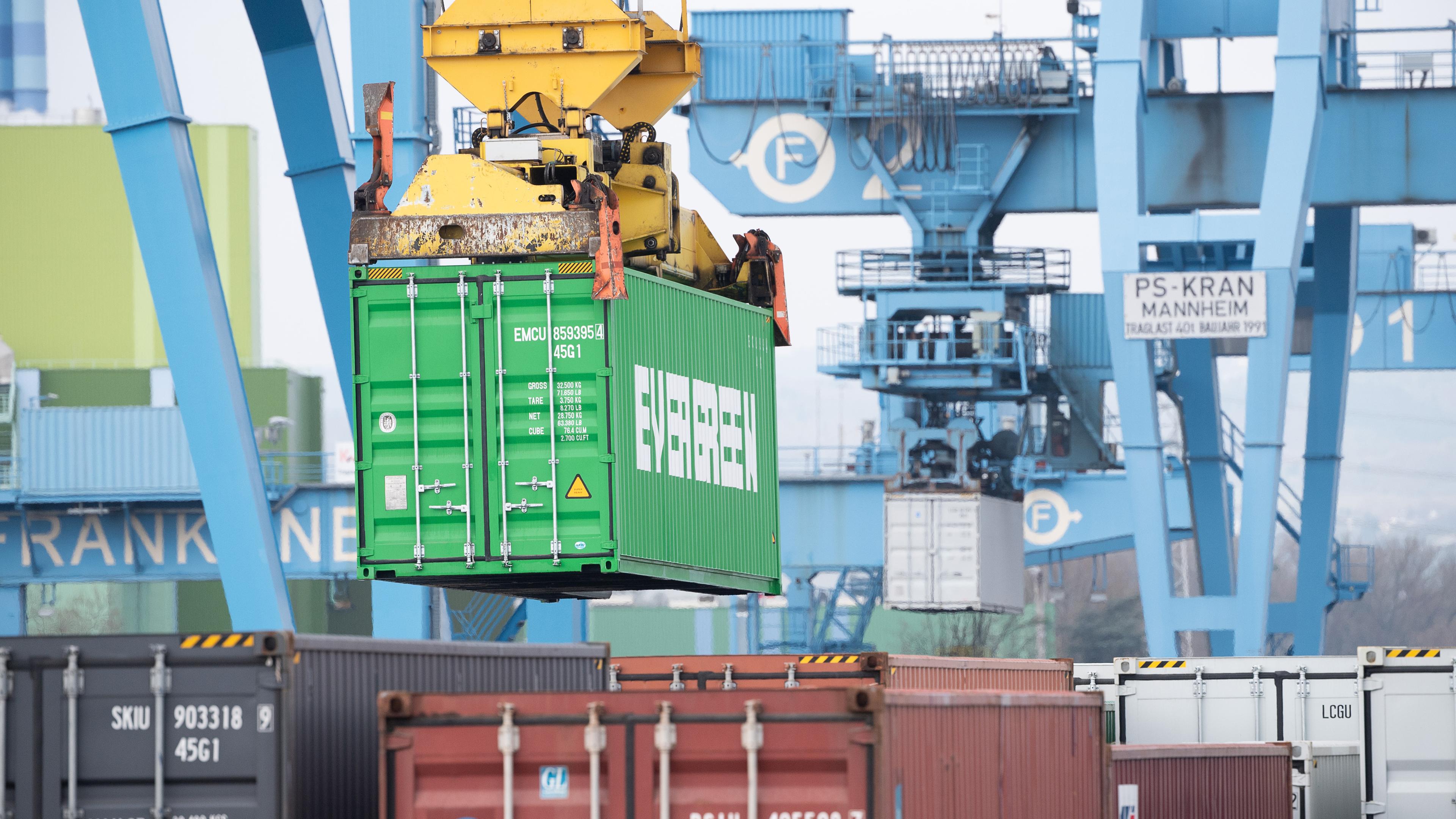 Rheinland-Pfalz, Mainz: Container werden an einem Container Terminal des Hafens bewegt. (Archivbild)