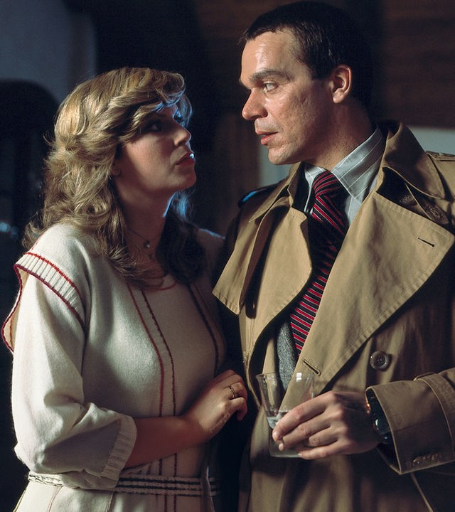 "Der Alte - Konkurs": Fabrikant Walter Müller (Christian Krüger) und seine Frau Eva (Simone Rethel) stehen in einem Wohnzimmer ganz eng beieinander. Sie schauen sich ernst an.