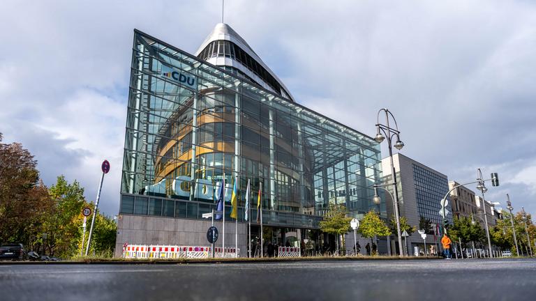 Das CDU-Logo ist am Konrad Adenauer Haus, der CDU Zentrale bei der Sondersitzung des Parteipräsidiums in einer zweitägigen Klausurtagung, zu lesen. 