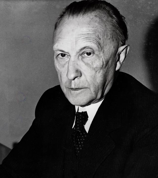 Konrad Adenauer an seinem SChreibtisch 1949