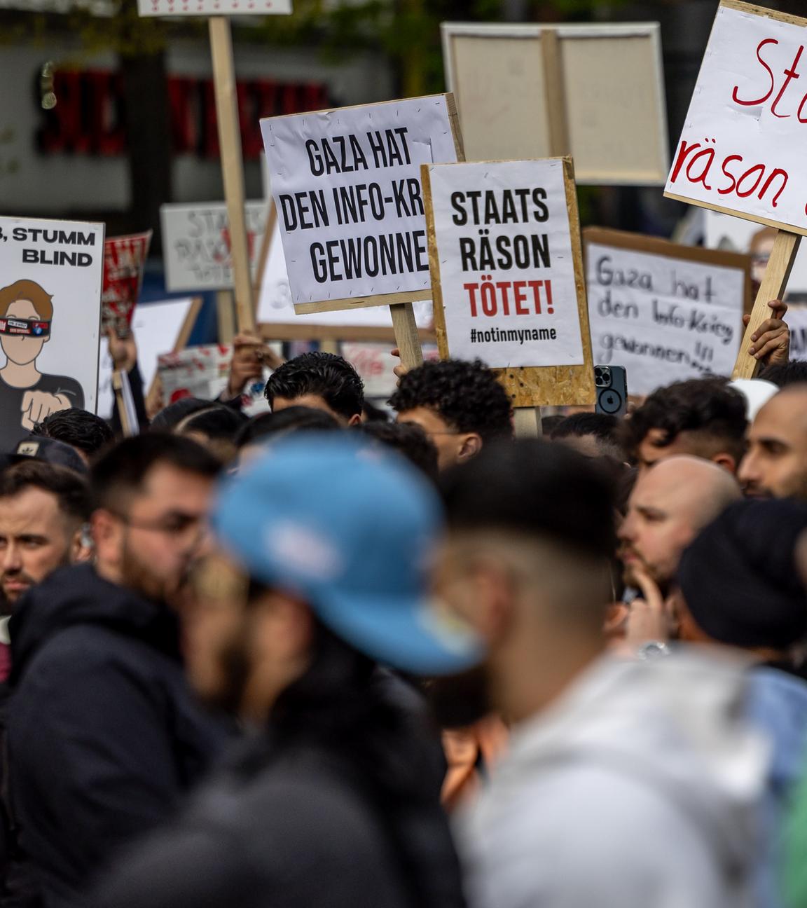 Hamburg: Teilnehmer einer Islamisten-Demo halten Plakate mit der Aufschrift ·Staatsräson tötet· in die Höhe.