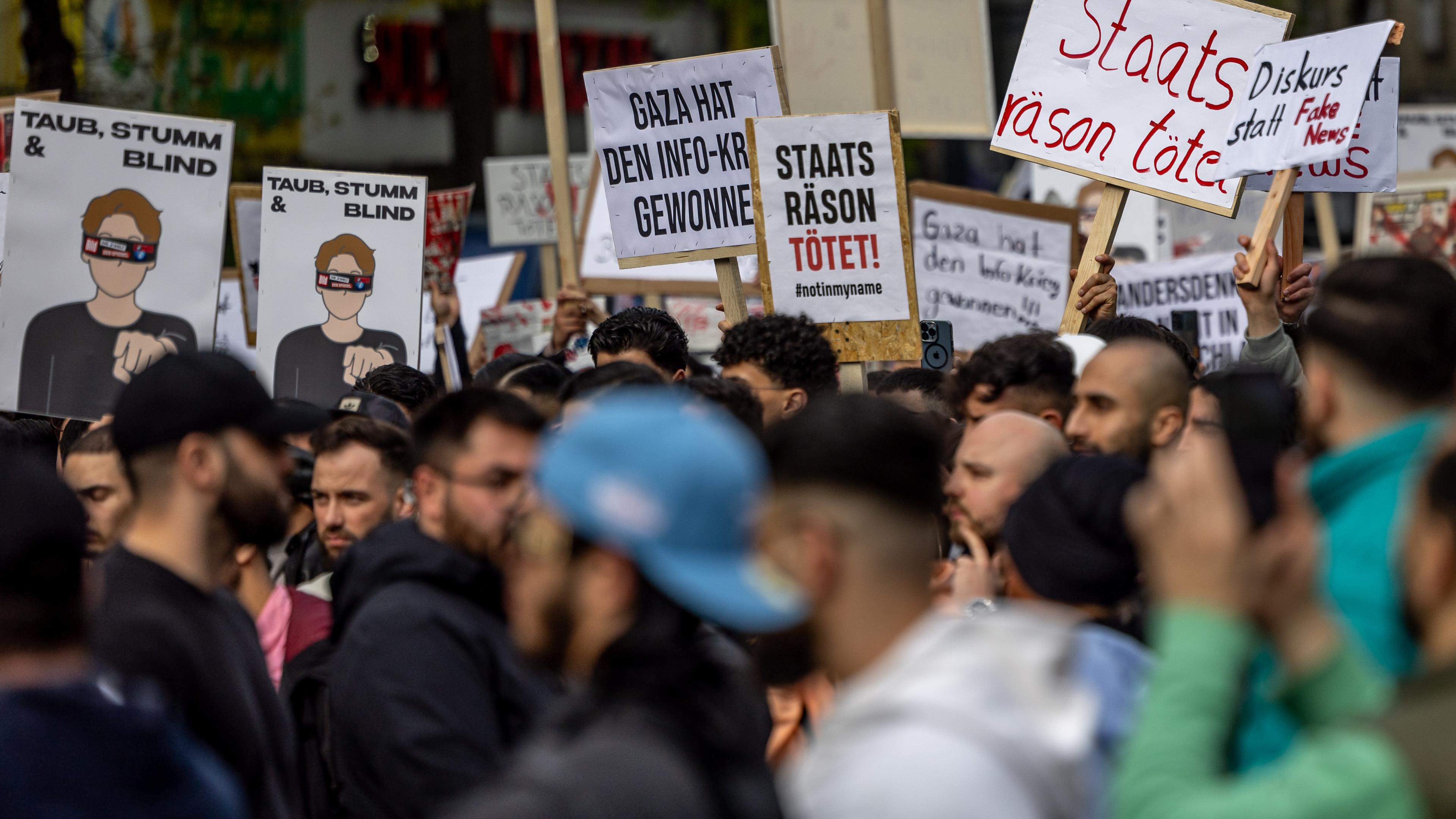 Hamburg: Teilnehmer einer Islamisten-Demo halten Plakate mit der Aufschrift ·Staatsräson tötet· in die Höhe.