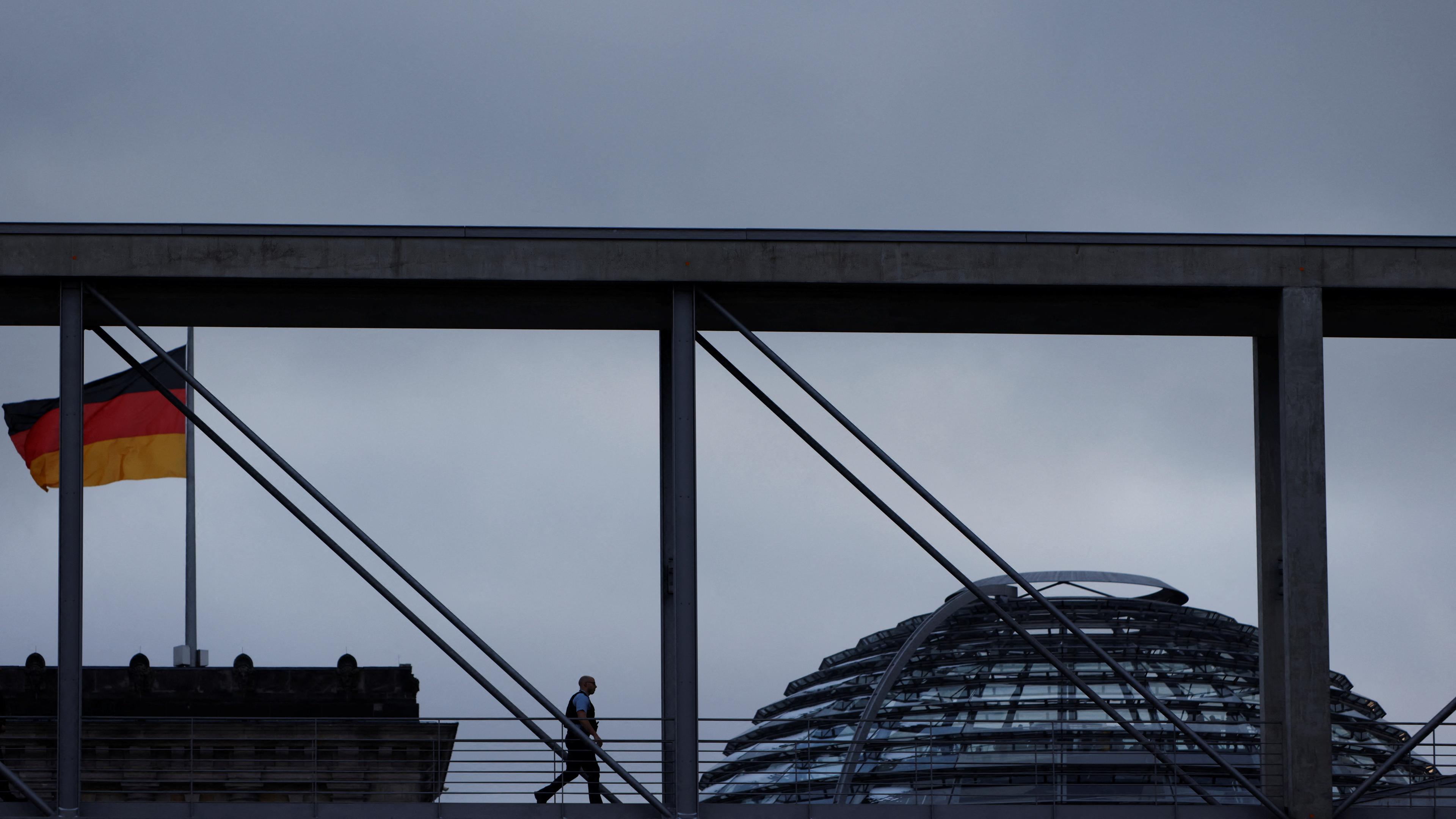 Eine Person läuft auf der Bundestag-Brücke in Berlin. 
